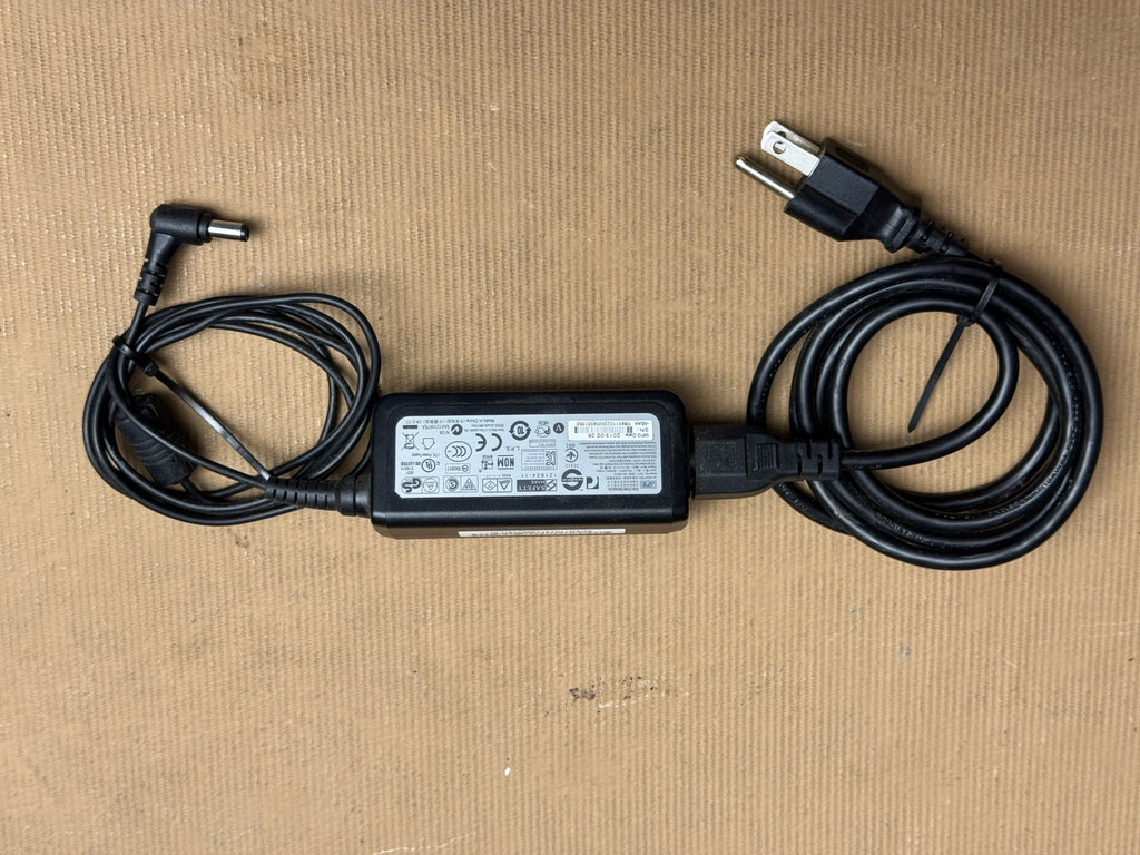 AC Adapter Power Supply 19V DC 2.1A — photo 2
