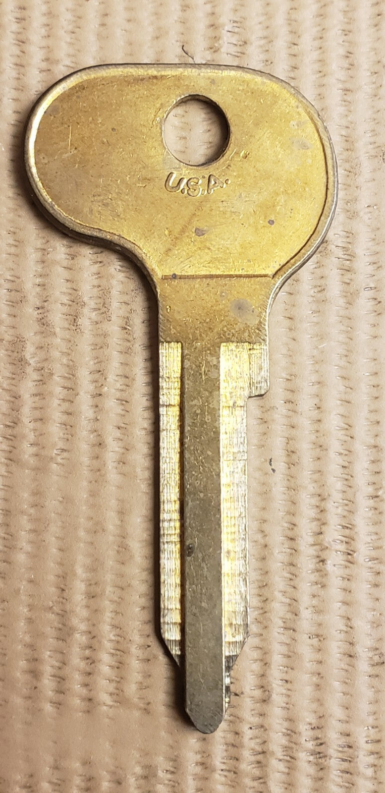 Curtis - V-24 - VW77 - Key Blank - Ford international Jaguar Volkswagen Vintage — photo 2