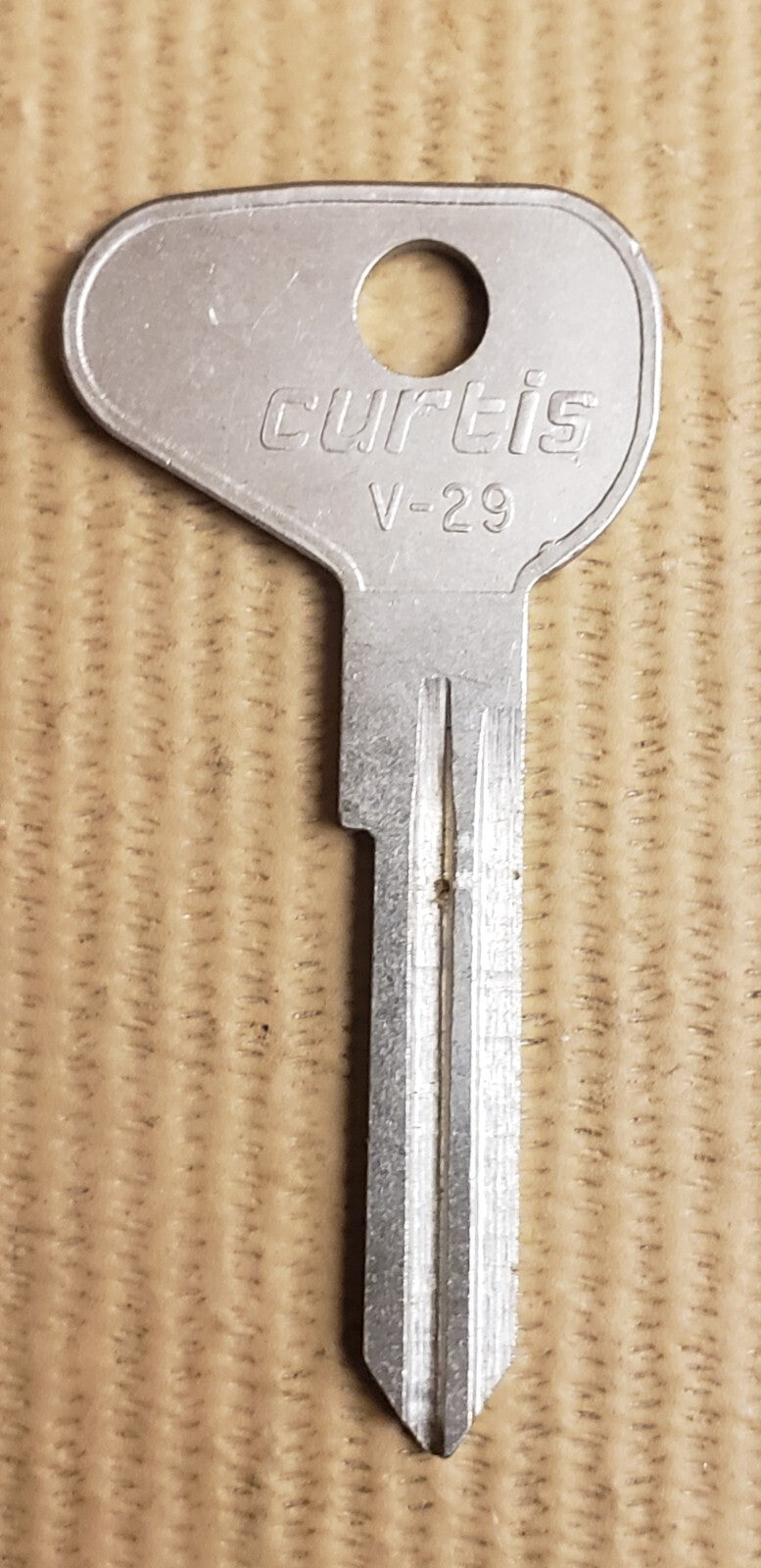 Curtis - V-29 - VW71A - Key Blank - Volkswagen - Vintage — photo 1