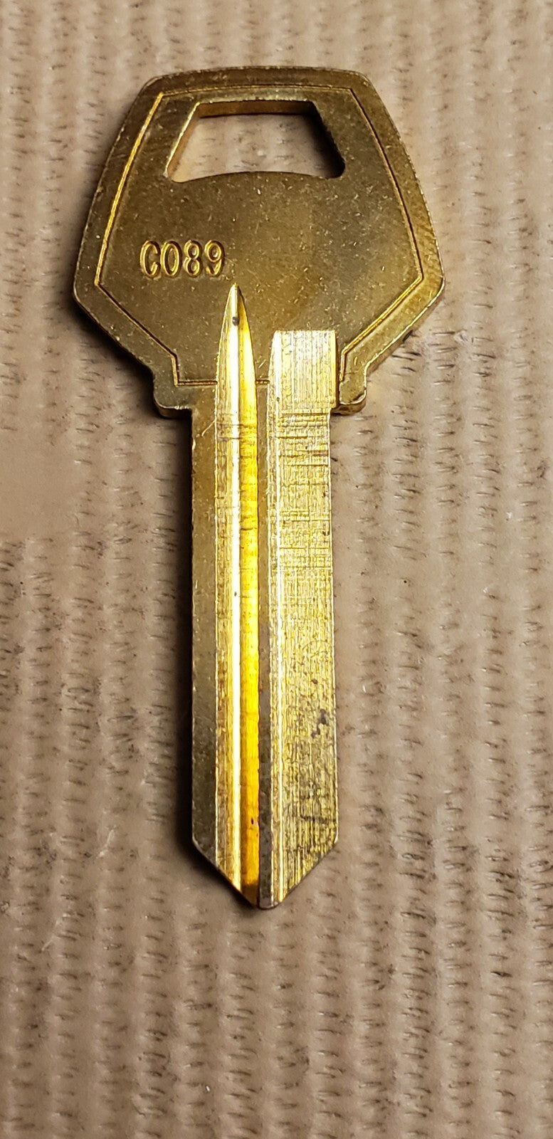 C089 - CO89 - Key Blank - Brass - Vintage — photo 1