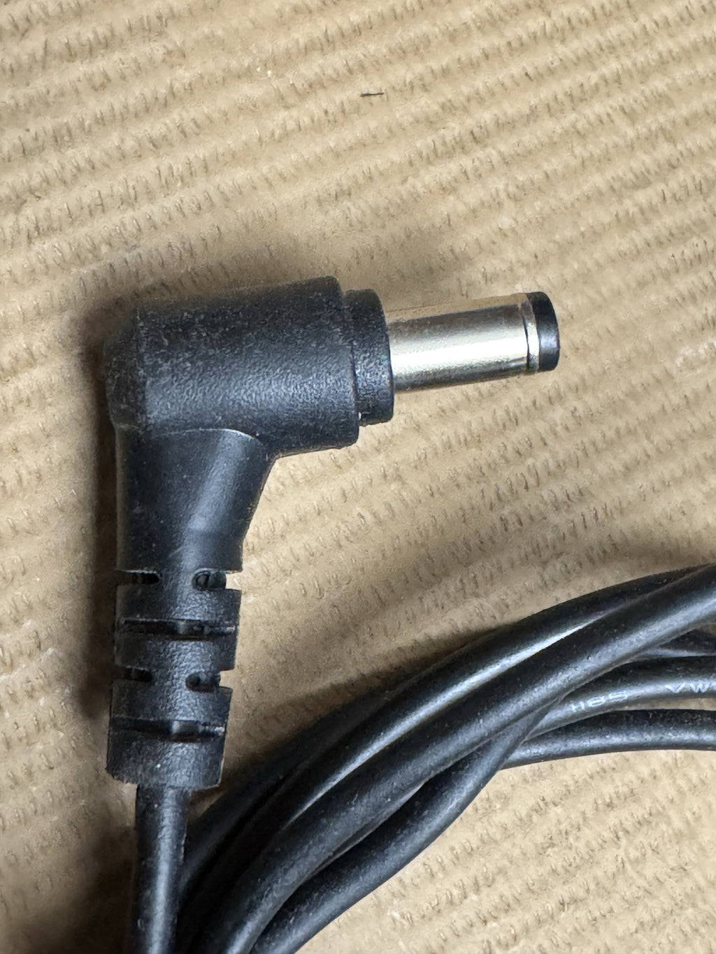 AC Adapter Power Supply 19V DC 2.1A — photo 3