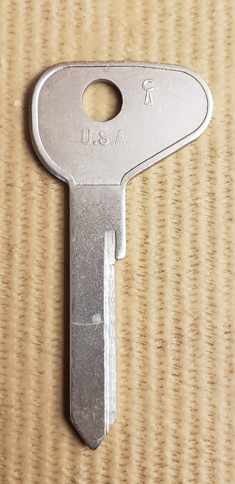 Curtis - V-29 - VW71A - Key Blank - Volkswagen - Vintage — photo 2