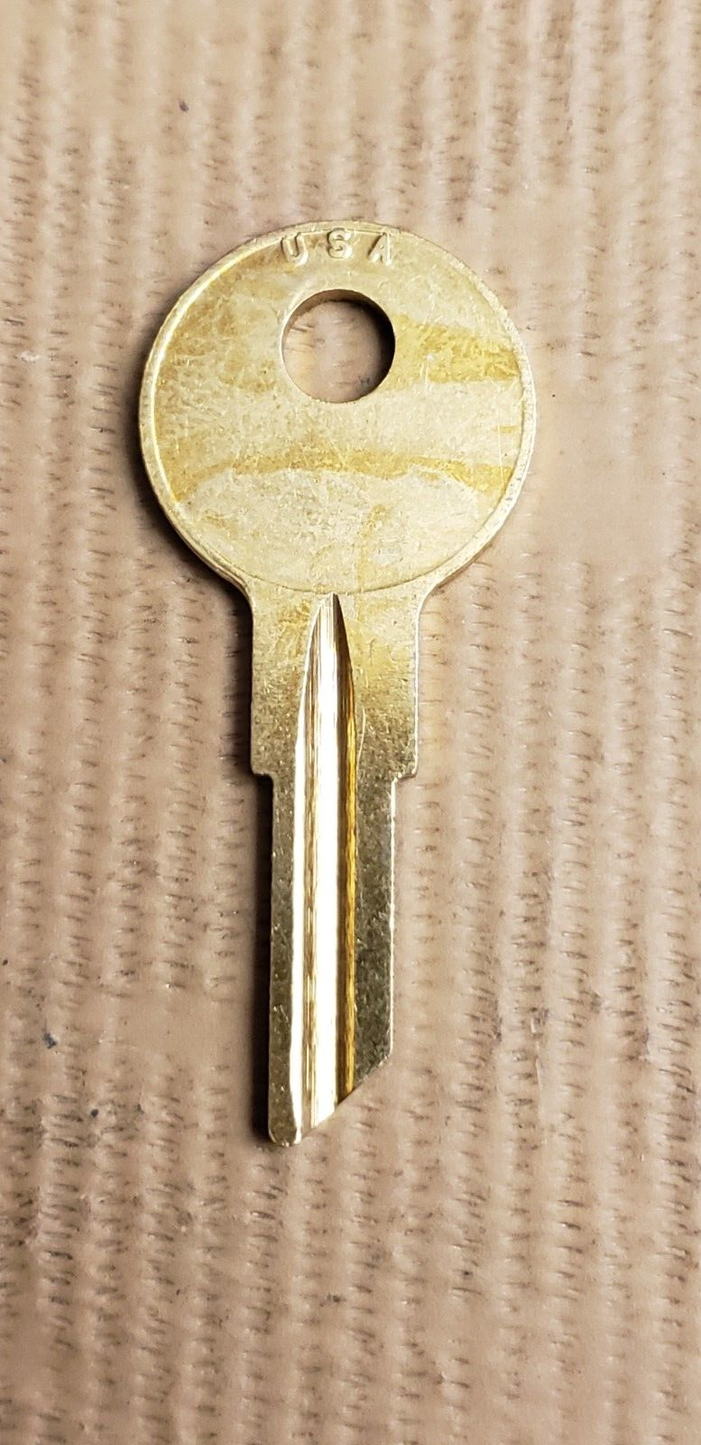 Freightliner Truck  - 1098M - B1 - Key Blank - Brass — photo 3