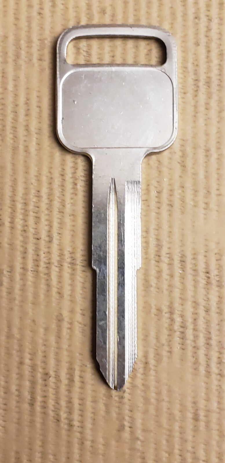 ilco - B65 - X184 - Key Blank - Chevy Chevrolet GMC Geo Honda Isuzu USA — photo 2